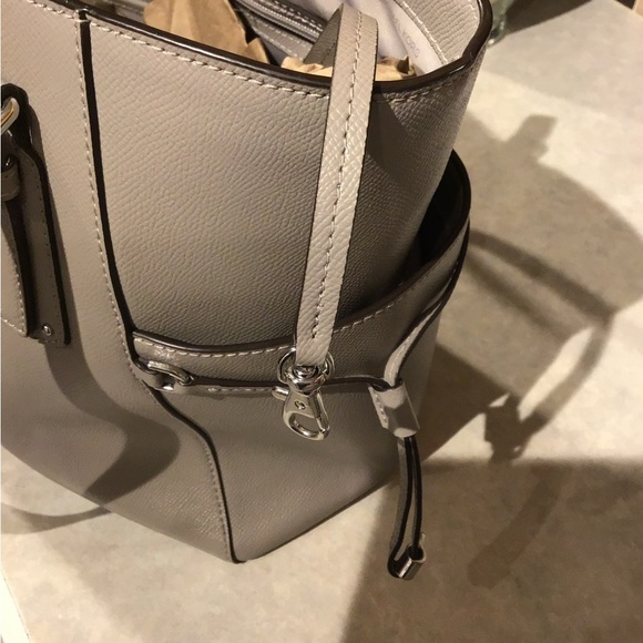 MICHAEL KORS VOYAGER EAST WEST TOTE PEARL GREY . - Picture 5 of 16